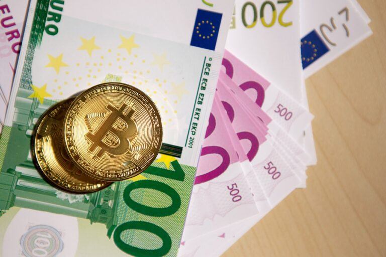 gold bitcoins on euro notes 768x512.jpg
